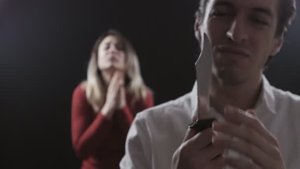 Aile içi şiddet. Bir bıçak ile kötü koca karısını öldürmek istiyor — Stok video