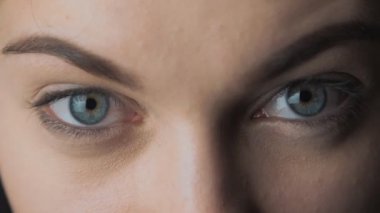 Mavi gözlü güzel bir genç kadının Close-Up