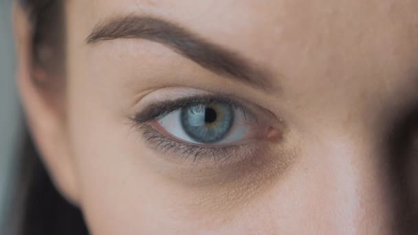 Close-up do olho azul de uma bela jovem — Vídeo de Stock