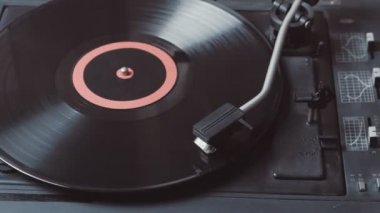 Bir kaydı vinil oynayan oyuncunun hızlandırılmış. Retro vinil pikap Stylus