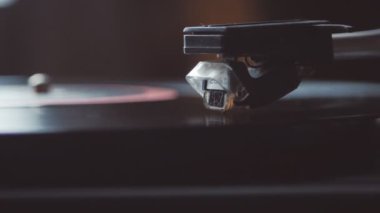Pikap pikap, hızlandırılmış. Bir vinil kaydı çalışan onun ekran kalemi ile bir plak çalar pikap