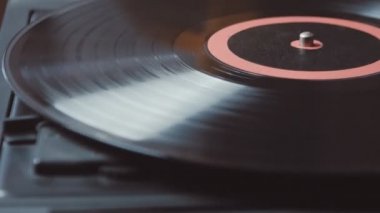 Hızlandırılmış vinil dönen bir turntable, üstten görünüm