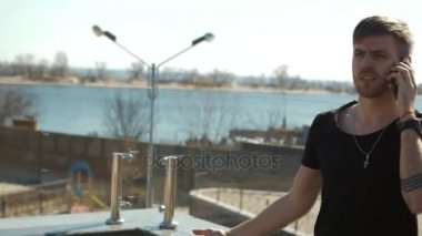 Kız adamı terk etti. Aile kavgası. Kadın adamdan bırakır.