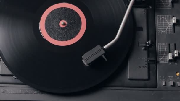 Record player vinyl spelen. Retro Vinyl platenspeler naald — Stockvideo