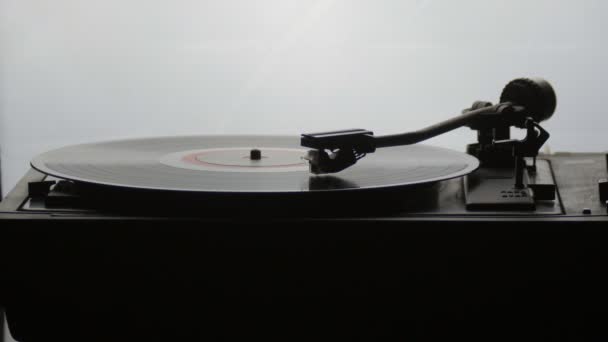 Oude vintage grammofoon spelen lp vinyl record — Stockvideo