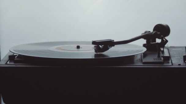 Hızlandırılmış bir eski antika gramofon lp vinil kaydı oynarken — Stok video