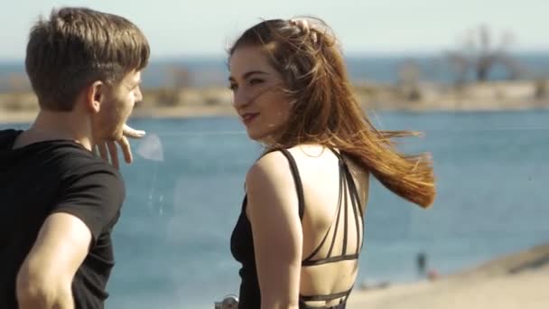Aşık genç çift sundurma üzerinde duran ve denize bakarak ve rüya — Stok video