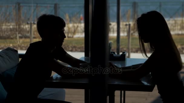 恋男と女のカップルがカフェのテーブルに座っています。 — ストック動画