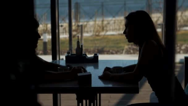 Verliebtes Paar Mann und Frau sitzen an einem Tisch in einem Café — Stockvideo