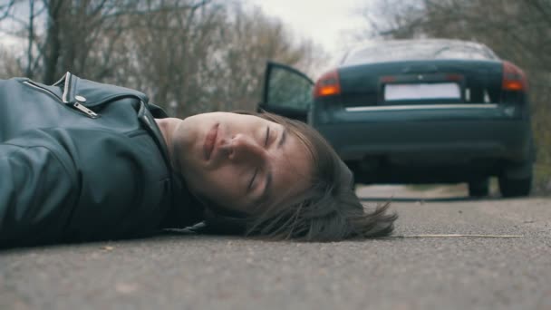 Man had een auto-ongeluk. Voetganger gewond bij verkeersongevallen. Hij ligt op de grond. Het stuurprogramma is zich bewust van zijn fout — Stockvideo