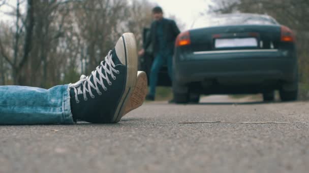 Muž byl sražen autem. Dopravní nehoda: řidič přestěhoval chodce. — Stock video