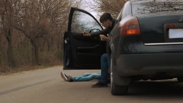 Pedonale è stato colpito da un veicolo su strada. Un incidente stradale. L'autista scende dall'auto. — Video Stock