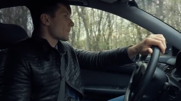 Jeune homme conduit voiture — Video