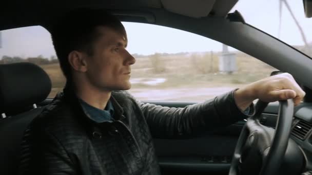 Le conducteur conduit les voitures. Le jeune homme au volant — Video