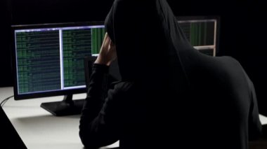 Karanlık bir odada bir bilgisayarda çalışan yorgun bir hacker. Kafasını masaya koydu. Hacker işleri bütün gece.