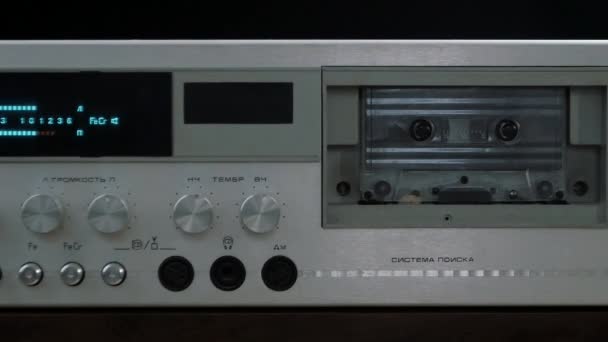 Аудиокассеты. Кассета в кассетном проигрывателе — стоковое видео