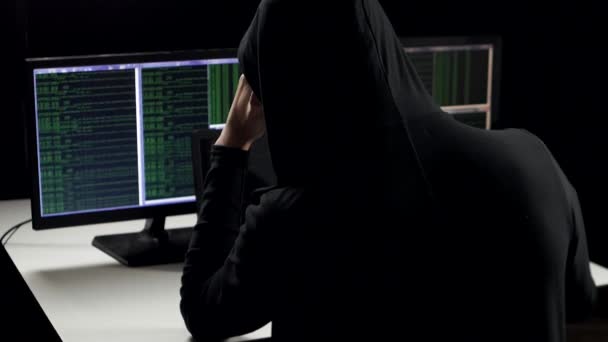 Un hacker cansado trabajando en una computadora en un cuarto oscuro. Puso la cabeza sobre la mesa. Hacker trabaja toda la noche . — Vídeos de Stock