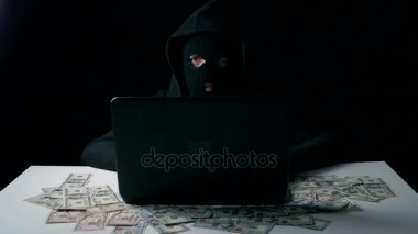 Bir hacker bir yün'para kazanıyor. Siber suç.