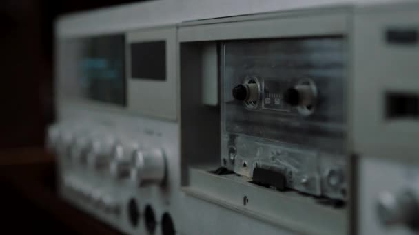 Audio cassette spelen. Cassette in cassette speler — Stockvideo