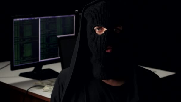 Närbild porträtt av en farlig hacker i en balaclava. Begreppet IT-relaterad brottslighet. Han visar shh. — Stockvideo