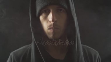 Adam elektronik sigara içiyor ve ve duman bulutları, biri vaping, e-cig ve vape kalem