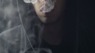 Adam vaper bir Buharlaştırıcı slowmotion içinde duman Exhaling, yakın çekim