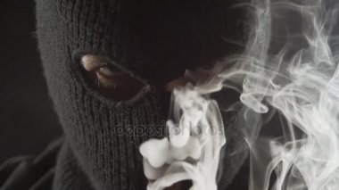 bir yün tehlikeli terörist e-sigara vape dumanlar ve çok fazla duman yapar.