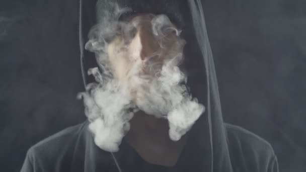 Закрыть Человек Vaper делает дым с электронной сигаретой в замедленной съемке — стоковое видео