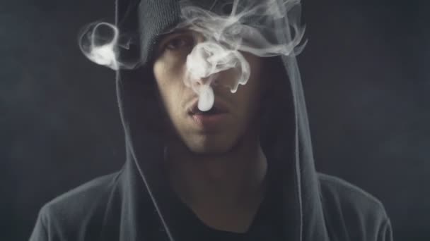 Gros plan Homme vaper fait de la fumée avec cigarette électronique au ralenti — Video