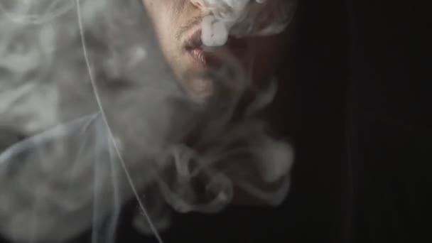 Close up Hombre vaper hace humo con cigarrillo electrónico en cámara lenta — Vídeos de Stock