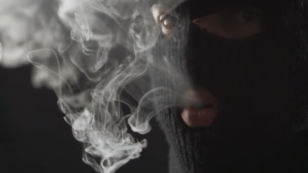 Groźnego terrorystę w kominiarka pali vape e papierosa i sprawia, że dużo dymu. — Wideo stockowe