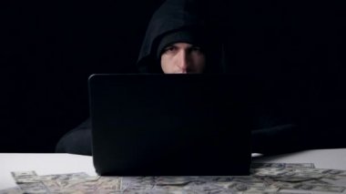 Bir hacker bir başlıklı para kazanıyor. Siber suç.