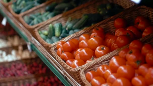 Secção de vegetais no supermercado. Tomates e pepinos — Vídeo de Stock