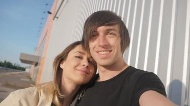 Sevgi dolu adam ve kız öpüşme ve selfies yapma