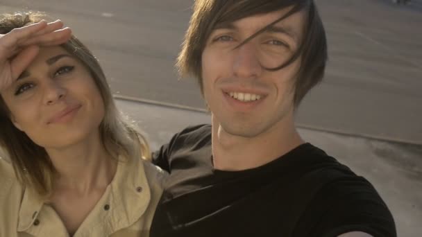 Šťastný pár muž a žena, která dělá selfie při západu slunce. — Stock video