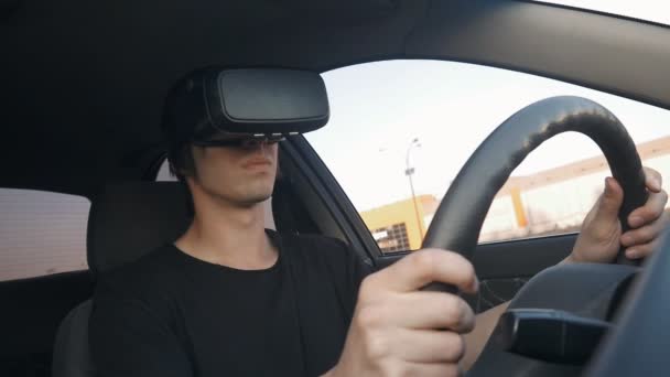 Νεαρός άνδρας μαθαίνει να οδηγεί ένα αυτοκίνητο χρησιμοποιώντας γυαλιά εικονικής πραγματικότητας — Αρχείο Βίντεο