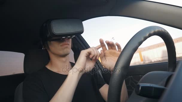 Zbliżenie człowiek siedzi w samochodzie w pierwsze doświadczenie z Vr Słuchawki słuchawki. — Wideo stockowe