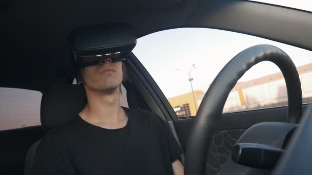 Närbild av en man sittande i bil i hörlurar få erfarenhet i använder Vr-headset. — Stockvideo