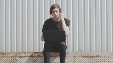 Genç adam üstünde laptop açık çalışma