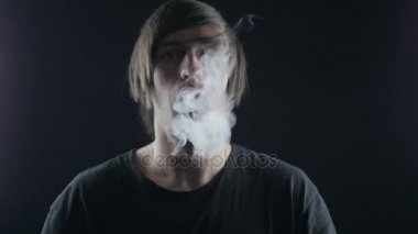 Adam vaper yavaş çekimde elektronik sigara ile duman yapar kapatın