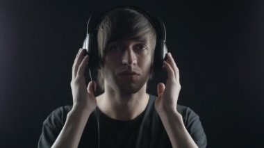 Kulaklıklar üzerinde rock müzik dinlemek adam. Kaya fan hard rock yapmak başını sallar