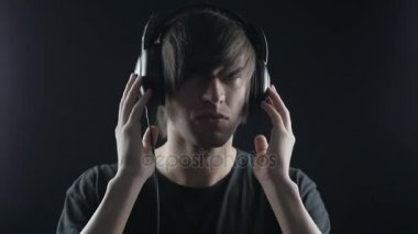 Kulaklıklar üzerinde rock müzik dinlemek adam. Kaya fan hard rock yapmak başını sallar