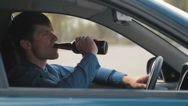 Um homem a beber cerveja no carro. Condutor bêbado — Vídeo de Stock