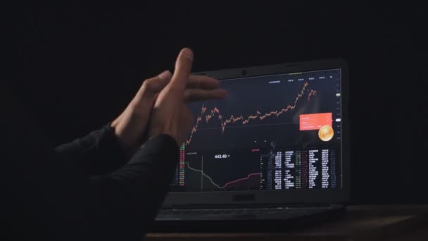 Seorang pria mendapatkan bitcoin di pasar keuangan di komputer — Stok Video