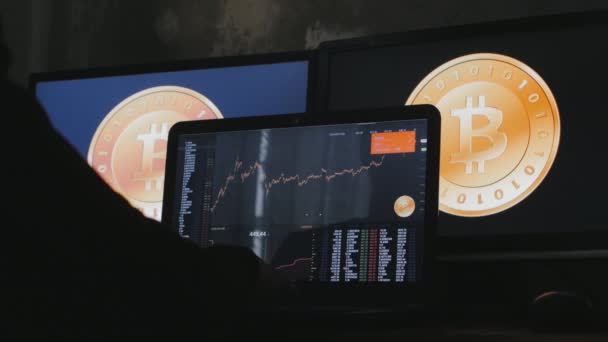 Człowiek zarabia bitcoins na rynku finansowym na komputerze — Wideo stockowe