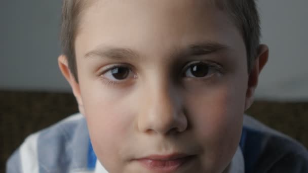 Primer plano retrato de niño pequeño mirando a la cámara — Vídeo de stock