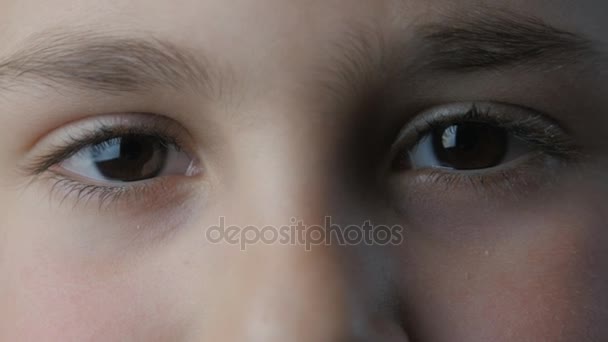 Närbild av en ledsen pojke ögon — Stockvideo