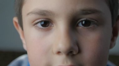 Kameraya bakan küçük çocuğun portresini kapat.