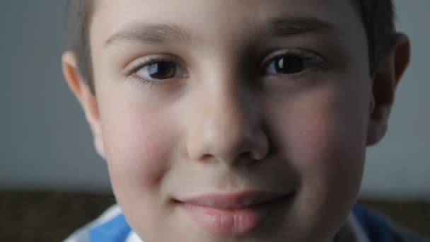 Close up retrato de menino olhando para a câmera. Ele está feliz e sorrindo . — Vídeo de Stock