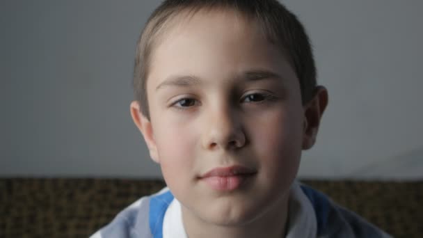 Мальчик смотрит в камеру — стоковое видео